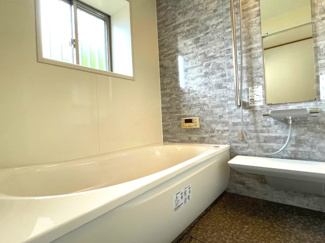 【浴室】 | 木更津市真舟　中古戸建　木更津駅 | より快適に過ごして頂く為に、ゆったりサイズのバスタブをご用意しました。
たっぷりのお湯につかって、のんびり一日の疲れを癒してください。
小窓を設置しているため、浴室内の空気が籠らず、カビ予防にも便利。