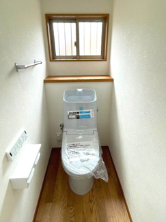 【トイレ】 | 木更津市真舟　中古戸建　木更津駅 | 便利で快適な温水洗浄便座です。
新規交換済み。
便座を温める機能もついているので、居心地が良く、つい長居してしまいそう。
換気用に窓もついているので空気の入れ替えがしやすく、クリーンな空間を保てます。