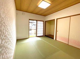 【和室】 | 木更津市真舟　中古戸建　木更津駅 | １階和室5.25帖。
畳表替え、壁紙、襖、障子も張り替えており、気持ちよくお過ごしいただけます。
床の間もあり、落ち着いた雰囲気のお部屋で客間として、お子様のプレイルームとしてもお使いいただけます♪♪