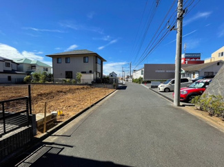 【前面道路含む現地写真】 | 前面道路広く、駐車も楽々です。