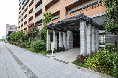 【エントランス】 | アデニウム北加賀屋 | 近隣にはスーパーや商業施設が有り住環境良好♪