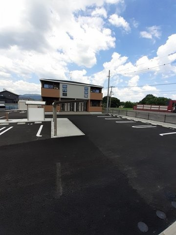 オーブ　シャルダンＢの駐車場