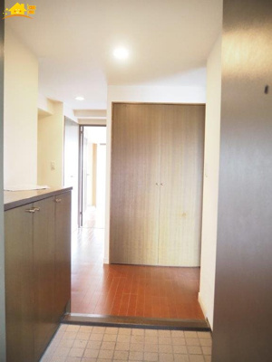 【玄関】 | サンマンションドゥーシェ浦和常盤 | 収納もある玄関です