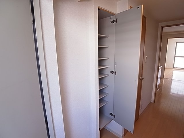 神戸市須磨区南落合１丁目の賃貸マンションの玄関|シューズボックス付き
