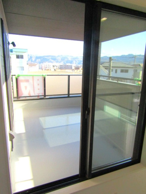 【バルコニー】 | エンゼルハウス昭和町河東中島⑥ | 外からの目が気にならないバルコニーで洗濯物が干せます