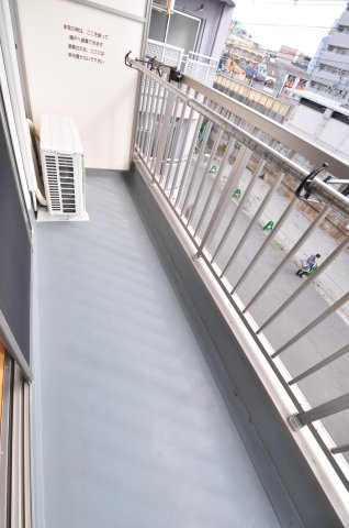 大阪市城東区成育３丁目の賃貸マンションのバルコニー