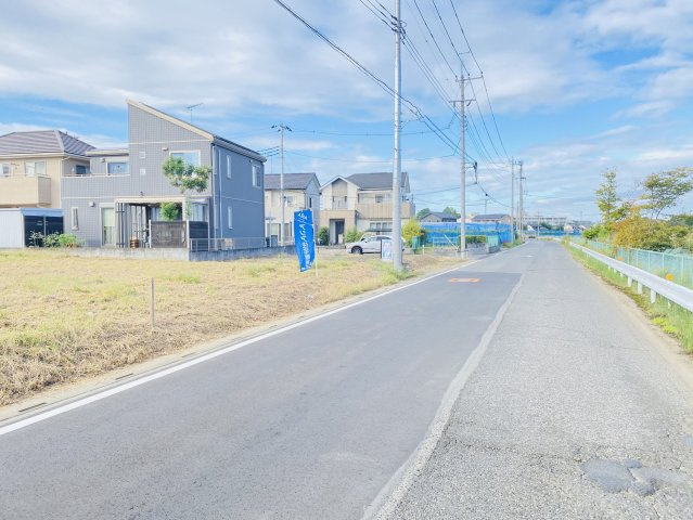 敷地面積１２１坪　売地　川越市笠幡の前面道路含む現地写真