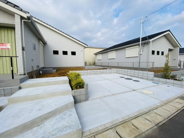 七栄モデル　新築戸建ての駐車場