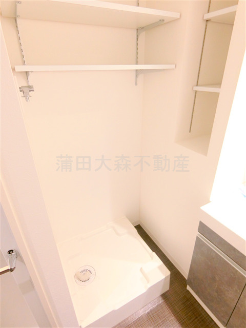 ベルシード蒲田Ⅱのその他共用部分|うれしい棚付きの洗濯機置き場