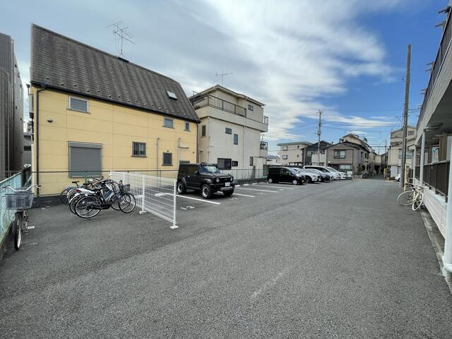 メゾンドYKの駐車場