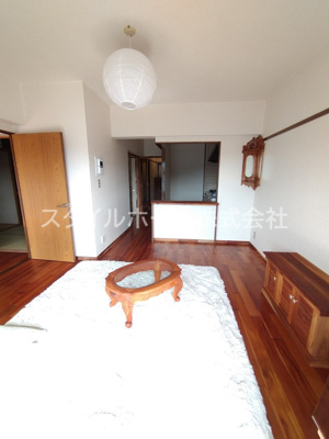 【居間・リビング】 | ユトリロキャッスル | 別部屋写真です。