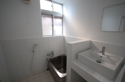 【洗面所】 | サン泉ハイツ | 浴室内に洗面台があります。