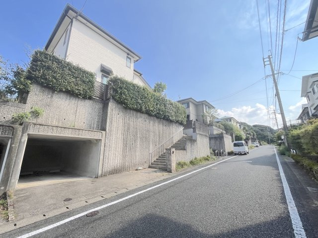 つつじケ丘４丁目戸建ての前面道路含む現地写真