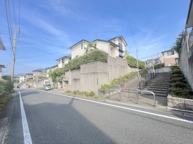 つつじケ丘４丁目戸建ての前面道路含む現地写真