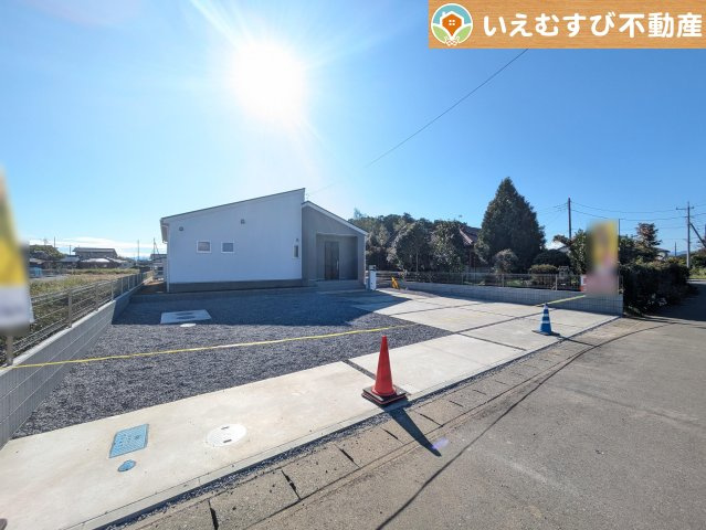 Livele Garden.S　深谷本郷の駐車場|並列4台駐車可能なゆとりのカースペース
複数台車をお持ちでも、お友達が遊びに来てもゆとりの駐車スペース！