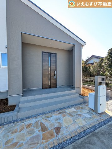 Livele Garden.S　深谷本郷のエントランス|落ち着いた色づかいのエントランス
駐車場からアクセスの良いエントランス。雨の日や荷物が多くても安心の動線♪
