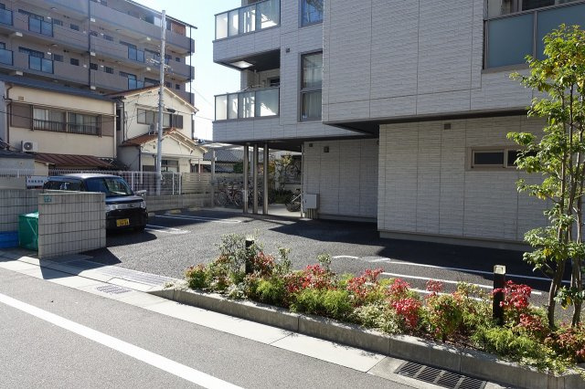 フェリシテの駐車場