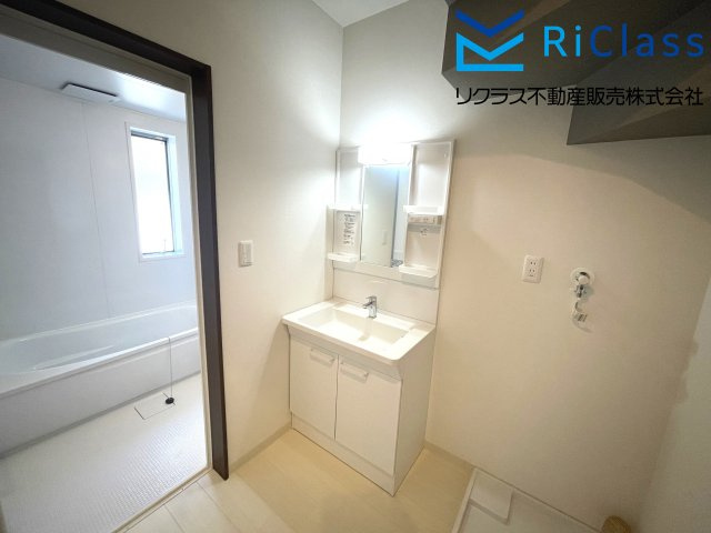 中古戸建　神戸市須磨区禅昌寺町1丁目30の独立洗面台|独立洗面台、小物を置くことができて便利です
ランドリースペースあります