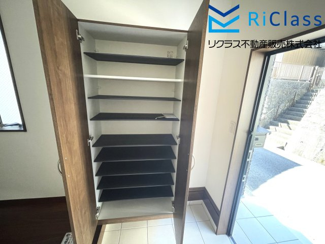 中古戸建　神戸市須磨区禅昌寺町1丁目30の玄関|収納もある玄関です