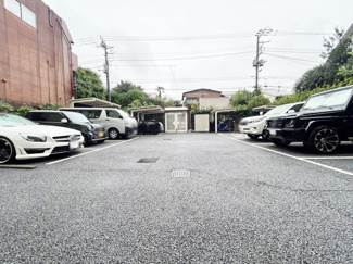 【駐車場】 | マンションの駐車場スペース。空きの有無や駐車料金、サイズ規定などについては、改めてお問い合わせください。～即日のご見学可能～　お問合せはお気軽にどうぞ。