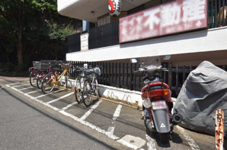 【駐車場】 | バイク置き場。空き区画の有無や駐輪料金、サイズおよび排気量規定などについては、改めてお問い合わせください。～即日のご見学可能～　お問合せはお気軽にどうぞ。