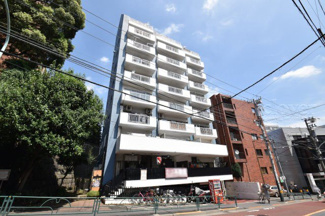 【外観】 | 青空によく映える建物です。手入れの行き届いた外壁やマンション正面エントランスなど、綺麗な姿をぜひ一度、現地にてご覧ください。～即日のご見学可能～　お問合せはお気軽にどうぞ。