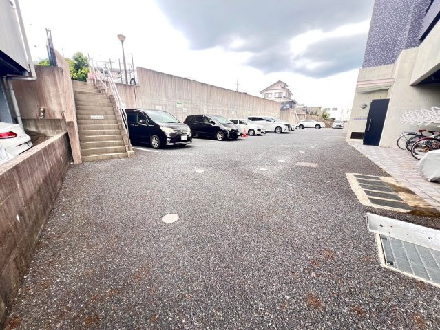東新町 カーサエレベートⅡの駐車場