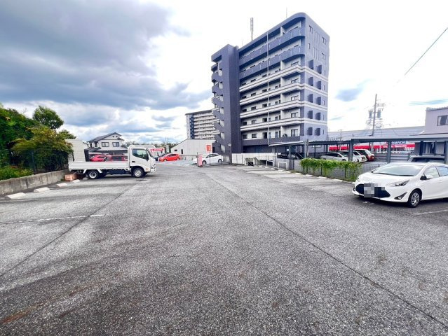 東新町 カーサエレベートⅡの駐車場