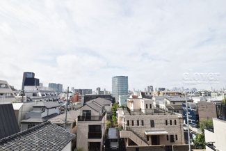【展望】 | 眼前に広がる空の雄大さと、このお部屋の自慢の一つである「眺望」をご覧ください。毎日、この景色を独り占めできる新生活に夢が広がります。～即日のご見学可能～　お問合せはお気軽にどうぞ。

