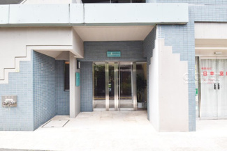 【エントランス】 | お客様を、そして住人を出迎えてくれるマンションのエントランス。ゴミが落ちていないことからも、管理状態の良さや住民の節度の高さが見て取れます。～即日のご見学可能～　お問合せはお気軽にどうぞ。
