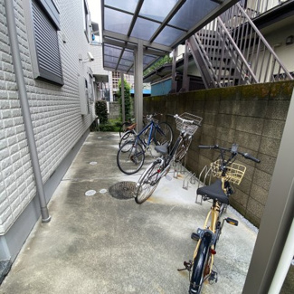 【その他共用部分】 | 駐輪場完備、屋根付きなので雨の日も安心ですよ♪