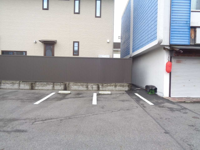 水源町 貸店舗の駐車場