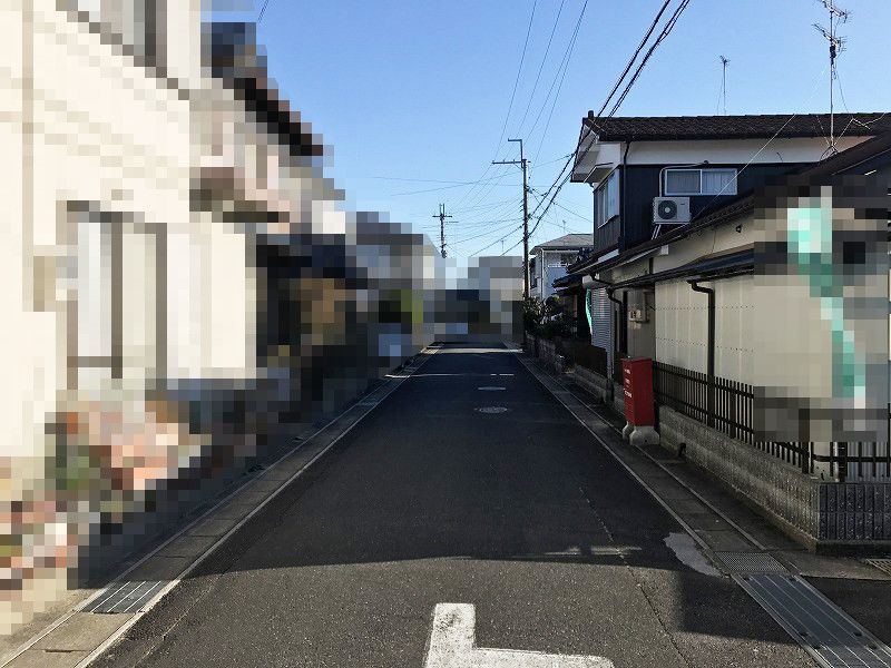 野洲市市三宅　中古戸建の前面道路含む現地写真
