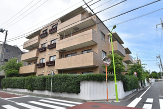 【外観】 | 手入れの行き届いた外壁やエントランスなど、「見ればわかる」レベルで清潔感を保ったマンションです。築年数を感じさせない姿で皆様をお出迎えします。～即日のご見学可能～　お問合せはお気軽にどうぞ。
