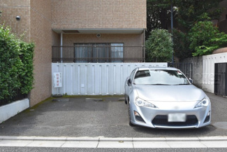 【駐車場】 | マンションの駐車場スペース。空きの有無や駐車料金、サイズ規定などについては、改めてお問い合わせください。～即日のご見学可能～　お問合せはお気軽にどうぞ。
