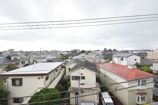 【展望】 | 眼前に広がる空の雄大さと、このお部屋の自慢の一つである「眺望」をご覧ください。毎日、この景色を独り占めできる新生活に夢が広がります。～即日のご見学可能～　お問合せはお気軽にどうぞ。