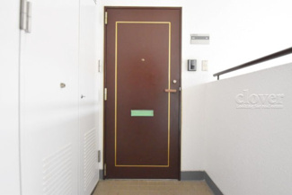 【その他共用部分】 | 皆様をお迎えする、お部屋の玄関ドア。開けやすさや開放角度、ドアノブの操作しやすさや鍵の形状などを、現地で一度ご確認ください。～即日のご見学可能～　お問合せはお気軽にどうぞ。
