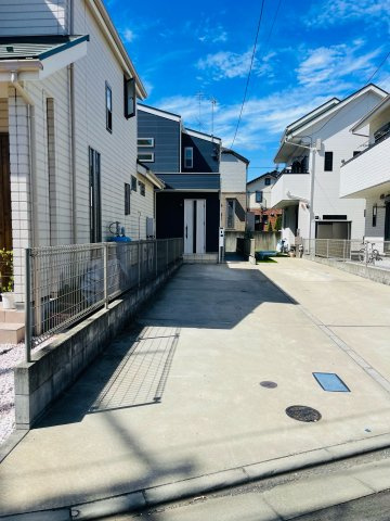 あきる野市野辺　築浅中古戸建の駐車場|縦列駐車で２台可能です！(車種による)