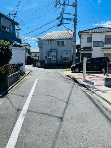 あきる野市野辺　築浅中古戸建の前面道路含む現地写真