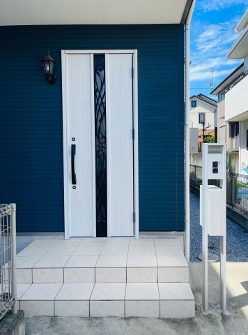 あきる野市野辺　築浅中古戸建のエントランス|すっきりとしたシンプルなデザインのエントランスです。