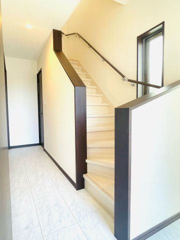 あきる野市野辺　築浅中古戸建のその他共用部分|玄関すぐに階段があります！