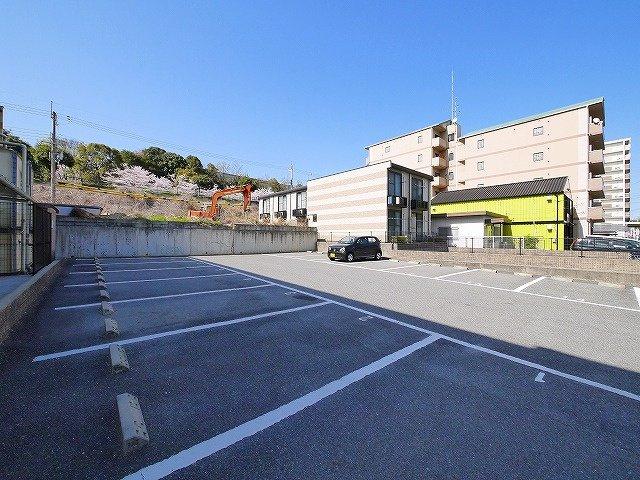 レオパレスｇｒｏｗの駐車場