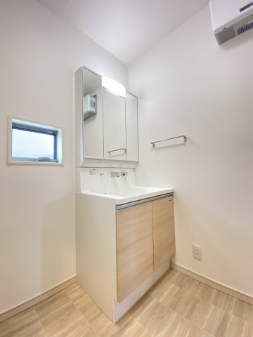 【独立洗面台】 | 熊本市北区植木町木留 | ☆身だしなみチェックに便利な三面鏡付き洗面台♪スペース十分♪☆