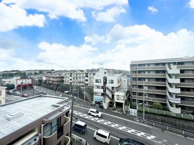 【展望】 | 長津田パーク・ホームズ | ◆気持ちのいい空が見渡せる広いバルコニー。爽やかな風を感じて、心躍る素敵な暮らしがはじまります。通風・採光にも優れ、心地よい光と風があふれています。