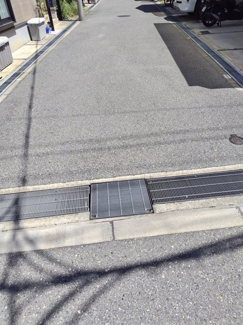 御幣島6丁目中古戸建の前面道路含む現地写真|◆各居室に窓があり、採光良好です！
◆お風呂にも窓があり、窓を開けて換気ができます♪
◆売主様居住中につき、事前予約をお願いいたします！