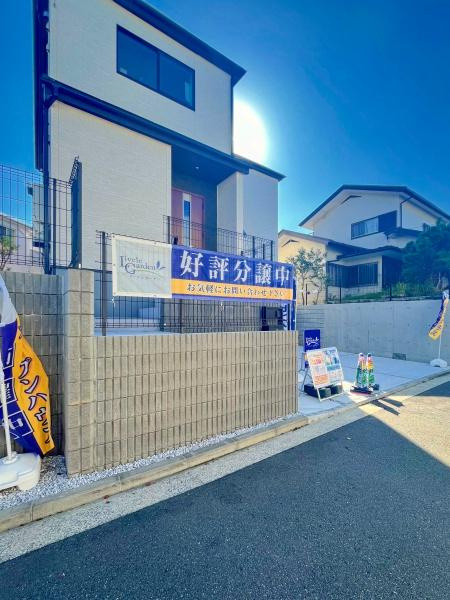 横浜市磯子区磯子６丁目の新築一戸建の前面道路含む現地写真|車通りが少ない為、小さなお子様にも安心です。
是非一度、現地へ起こしください。

