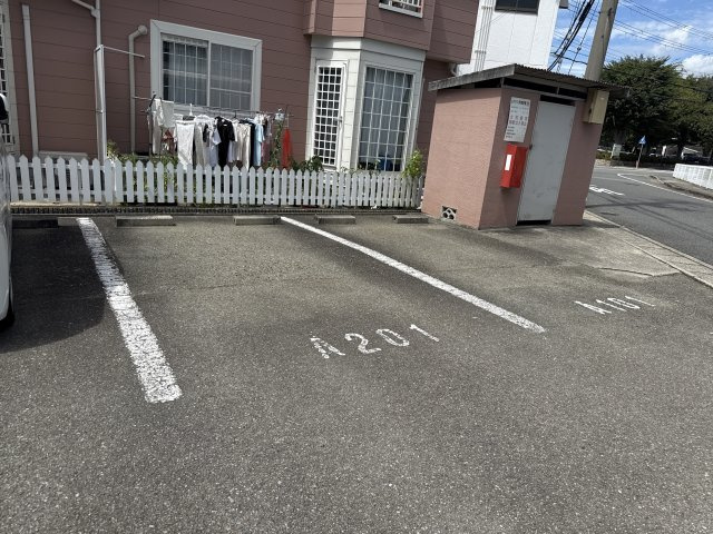 メイプルコートΙの駐車場