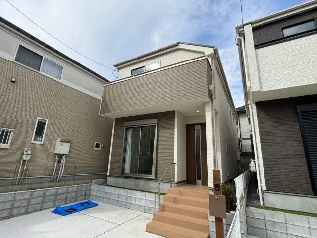 松戸市常盤平西窪町新築戸建【常盤平第三小学校：2分】の外観|1号棟外観・完成済み内覧可能です！