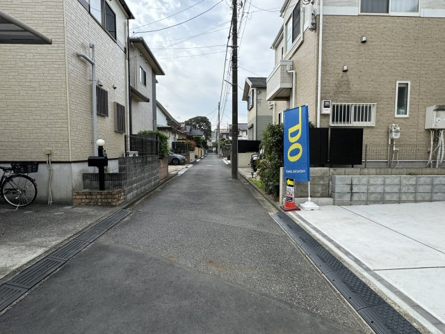 松戸市常盤平西窪町新築戸建【常盤平第三小学校：2分】の前面道路含む現地写真|南東側前面道路