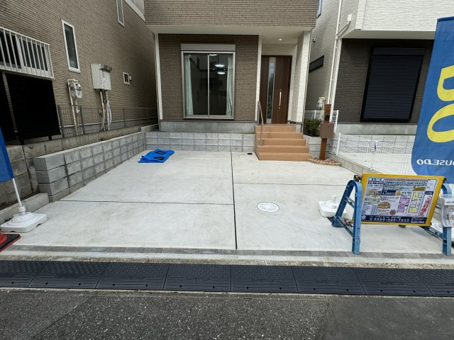 松戸市常盤平西窪町新築戸建【常盤平第三小学校：2分】の駐車場|1号棟駐車スペース・並列２台駐車可